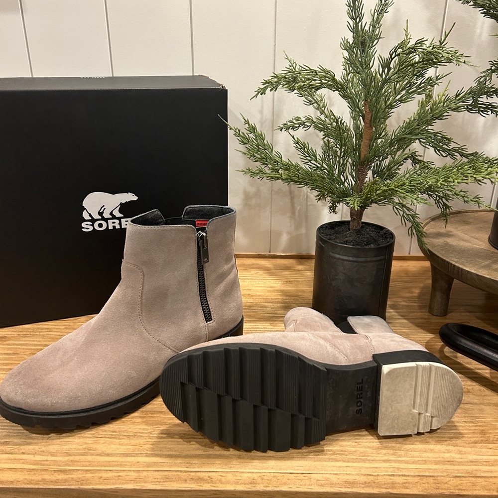 Sorel Women's Emelie Chelsea Waterproof Boots - Picture 3 of 3